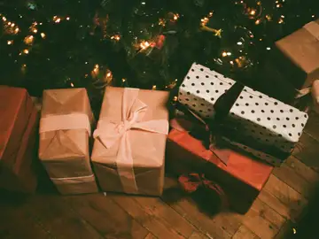 Regalos de Navidad debajo el árbol Regalos de Navidad debajo el árbol