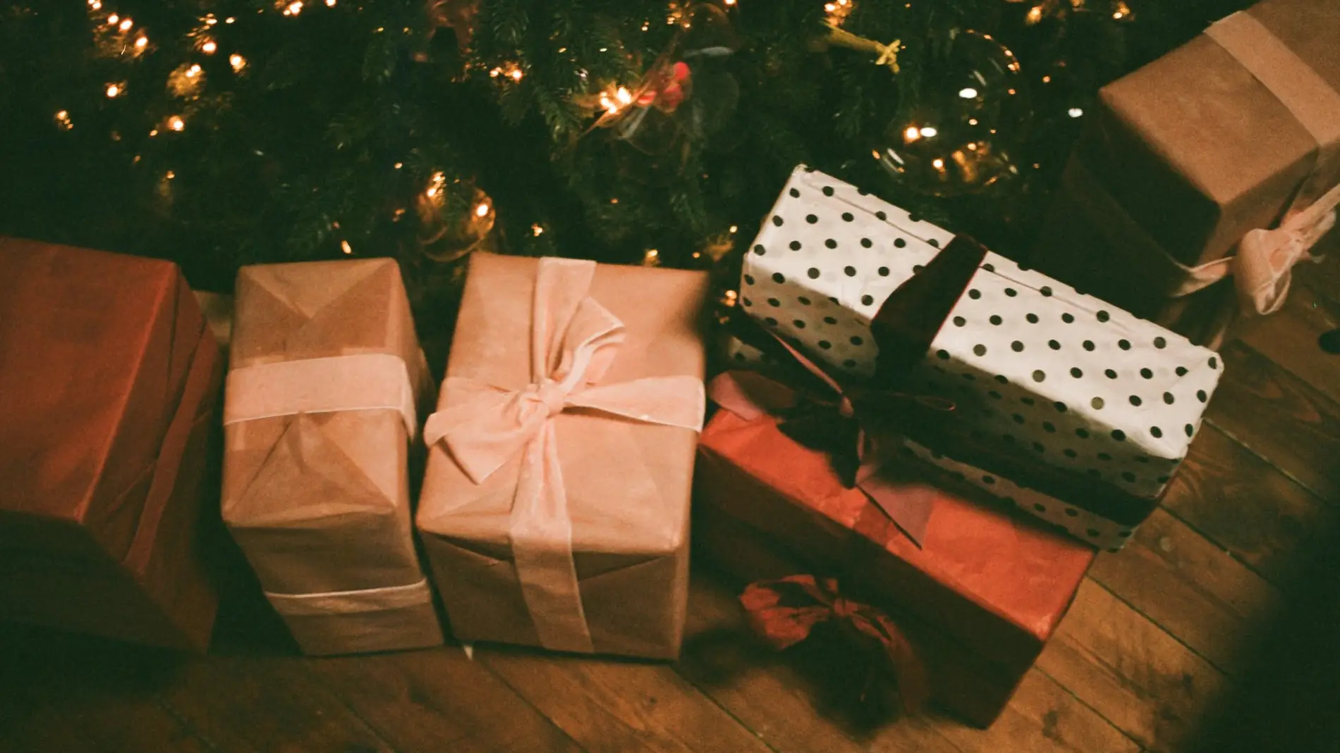 Regalos de Navidad debajo el árbol Regalos de Navidad debajo el árbol