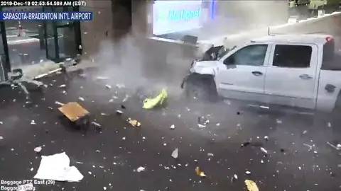 Un todoterreno a toda velocidad se estrella contra una pared de un aeropuerto de Florida Un todoterreno a toda velocidad se estrella contra una pared de un aeropuerto de Florida