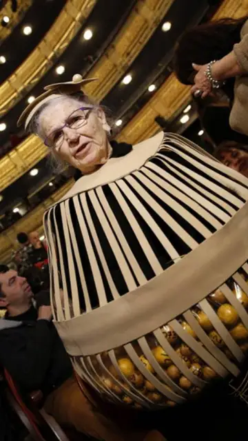 Manoli Sevilla disfrazada de Bombo en 2015 Manoli Sevilla disfrazada de Bombo en 2015