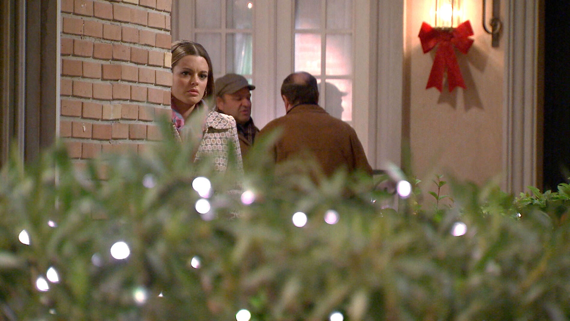 Lourdes presencia una bonita escena entre Julia y Guillermo