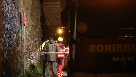 Servicios de emergencia en el lugar donde ha fallecido un hombre por el temporal Servicios de emergencia en el lugar donde ha fallecido un hombre tras caerle encima un muro por el temporal