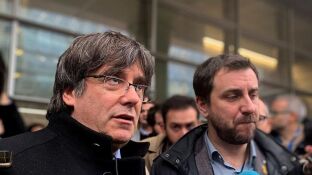 Carles Puigdemont y Toni Com&iacute;n ante los periodistas