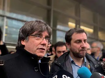 Carles Puigdemont y Toni Comín ante los periodistas, en una imagen de archivo Carles Puigdemont y Toni Comín ante los periodistas, en una imagen de archivo