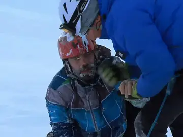 Momento en el que los servicios de rescate sacan a un esquiador de una grieta en el Mont Blanc Momento en el que los servicios de rescate sacan a un esquiador de una grieta en el Mont Blanc