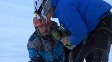 Momento en el que los servicios de rescate sacan a un esquiador de una grieta en el Mont Blanc