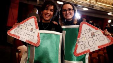 Dos jóvenes disfrazadas de 'L' durante la Lotería de Navidad en 2018