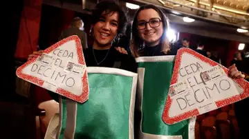 Dos jóvenes disfrazadas de 'L' durante la Lotería de Navidad en 2018 Dos jóvenes disfrazadas de 'L' durante la Lotería de Navidad en 2018