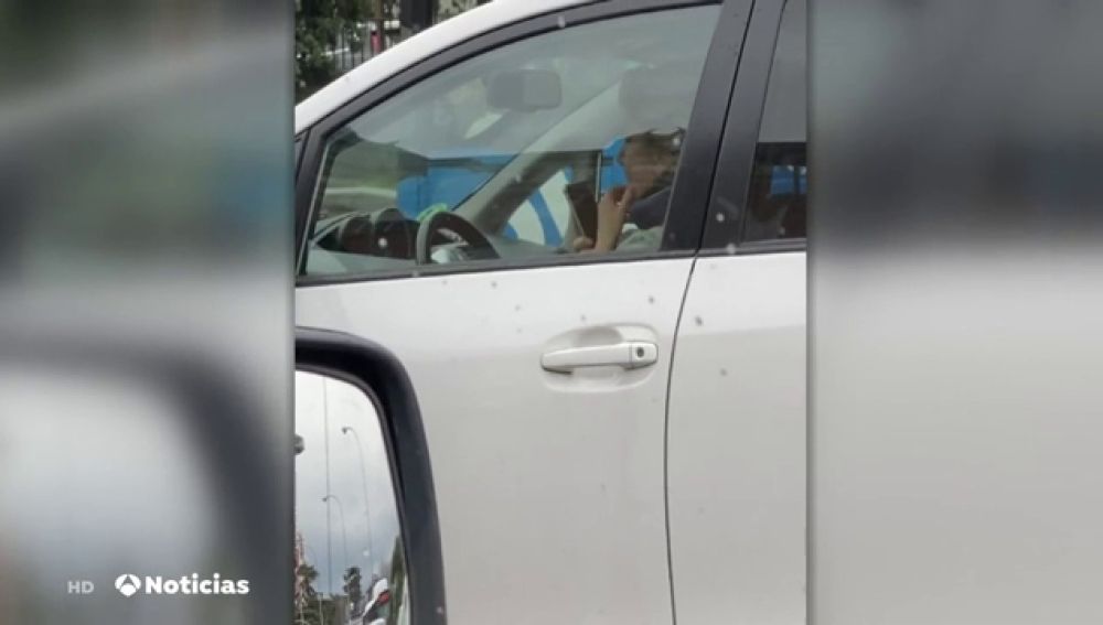 Graban a Esperanza Aguirre conduciendo hablando con el móvil y sin las manos en el volante