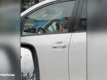 Graban a Esperanza Aguirre conduciendo hablando con el móvil y sin las manos en el volante Graban a Esperanza Aguirre conduciendo hablando con el móvil y sin las manos en el volante