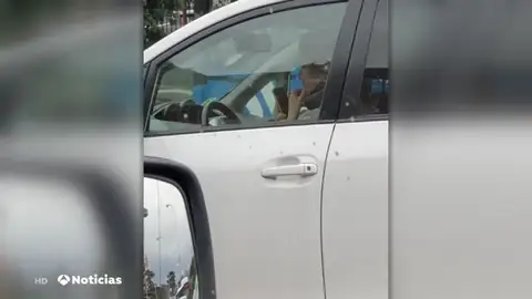 Graban a Esperanza Aguirre conduciendo hablando con el móvil y sin las manos en el volante Graban a Esperanza Aguirre conduciendo hablando con el móvil y sin las manos en el volante
