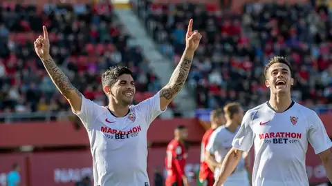 El centrocampista argentino Éver Banega y el defensor Sergio Reguilón del Sevilla, celebran un gol ante el RCD Mallorca El centrocampista argentino Éver Banega y el defensor Sergio Reguilón del Sevilla, celebran un gol ante el RCD Mallorca