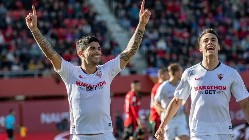  El centrocampista argentino &Eacute;ver Banega y el defensor Sergio Reguil&oacute;n del Sevilla, celebran un gol ante el RCD Mallorca