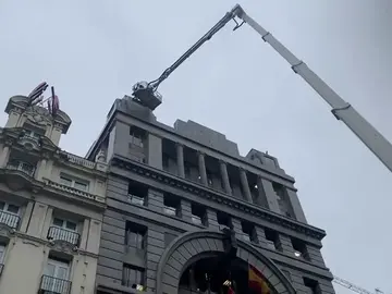 Muere la mujer golpeada por la caída de una cornisa en Madrid por el temporal Muere la mujer golpeada por la caída de una cornisa en Madrid por el temporal