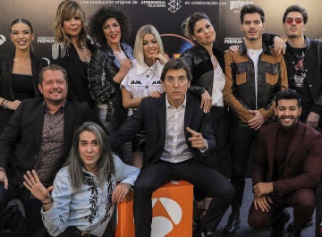 Manel Fuentes junto a los concursantes de la octava edición de 'Tu cara me suena'