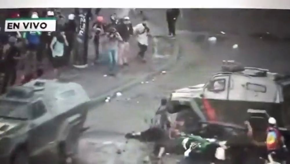 Un tanque de carabineros de Chile atropella a un joven en una manifestación