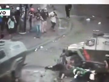 Un tanque de carabineros de Chile atropella a un joven en una manifestación