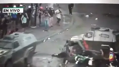 Un tanque de carabineros de Chile atropella a un joven en una manifestación Un tanque de carabineros de Chile atropella a un joven en una manifestación