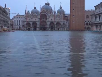  El agua alta llega de nuevo a Venecia y causa la muerte de un conductor en el norte de Italia