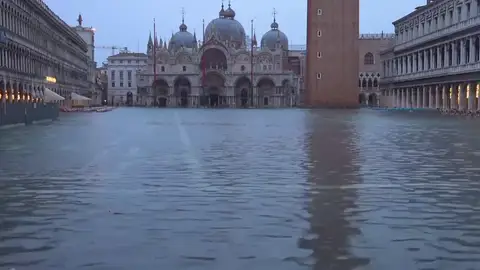 El agua alta llega de nuevo a Venecia y causa la muerte de un conductor en el norte de Italia El agua alta llega de nuevo a Venecia y causa la muerte de un conductor en el norte de Italia