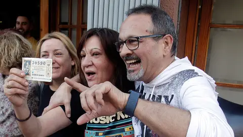 Una mujer sostiene un décimo premiado con El Gordo Una mujer sostiene un décimo premiado con El Gordo