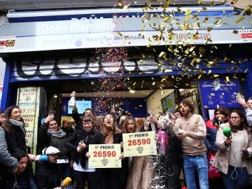 Celebración en la administración de 'Doña Manolita' por ganar la Lotería de Navidad