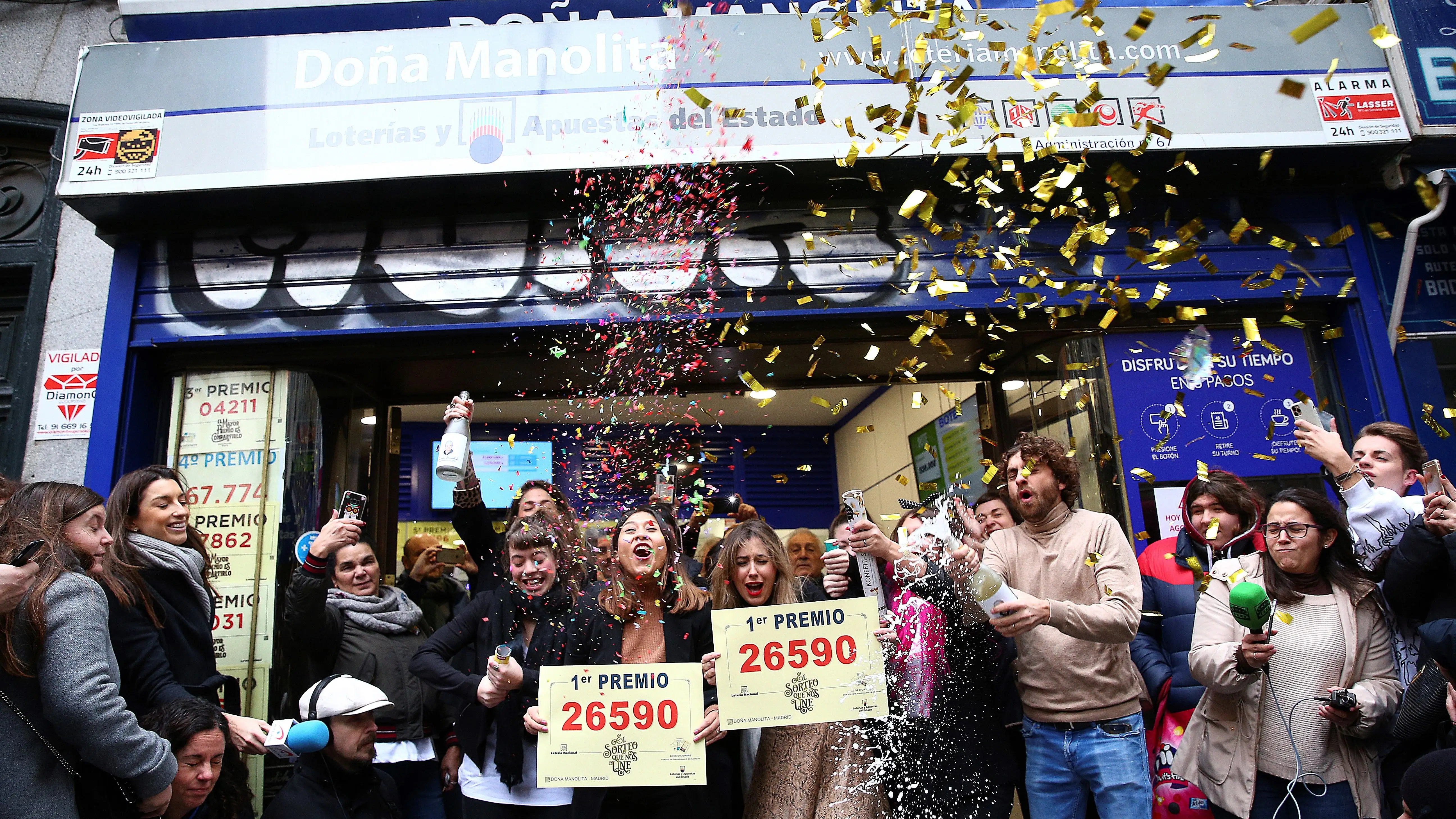Celebración en la administración de 'Doña Manolita' por ganar la Lotería de Navidad Celebración en 'Doña Manolita'