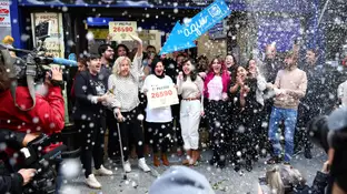 La Manolita reparte décimos de El Gordo para la Lotería de Navidad La Manolita reparte décimos de El Gordo para la Lotería de Navidad