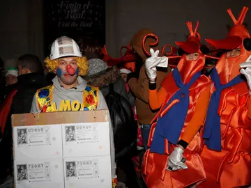 Lotería de Navidad: decenas de personas se concentran a las puertas del Teatro Real Lotería de Navidad: decenas de personas se concentran a las puertas del Teatro Real