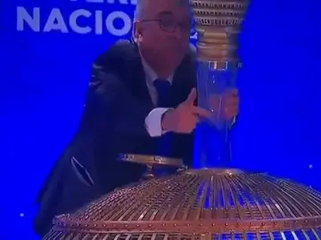 Polémica en redes sociales por este vídeo de la Lotería de Navidad: ¿qué introducen en el bombo? Polémica en redes sociales por este vídeo de la Lotería de Navidad: ¿qué introducen en el bombo?