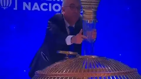 Polémica en redes sociales por este vídeo de la Lotería de Navidad: ¿qué introducen en el bombo? Polémica en redes sociales por este vídeo de la Lotería de Navidad: ¿qué introducen en el bombo?