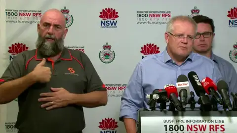 El primer ministro australiano se disculpa por irse de vacaciones durante la peor oleada de incendios del país El primer ministro australiano se disculpa por irse de vacaciones durante la peor oleada de incendios del país
