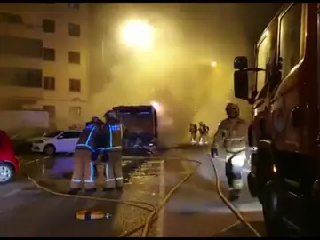 Imágenes de un autobús calcinado en Mallorca Imágenes de un autobús calcinado en Mallorca