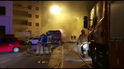 Imágenes de un autobús calcinado en Mallorca Imágenes de un autobús calcinado en Mallorca
