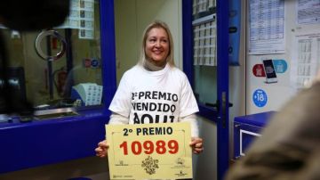 ¿De dónde salen los carteles y las camisetas con los números premiados?