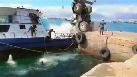 Activado el Plan de Urgencia Ambiental en las islas Galápagos por un vertido de 2.700 litros de diésel al mar Activado el Plan de Urgencia Ambiental en las islas Galápagos por un vertido de 2.700 litros de diésel al mar