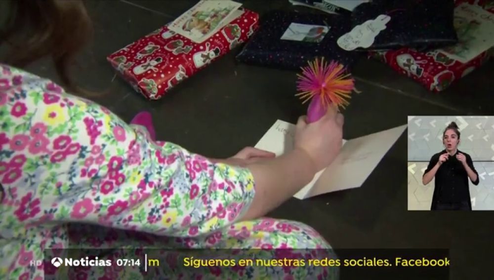 Una niña encuentra un mensaje de un preso en una felicitación navideña 