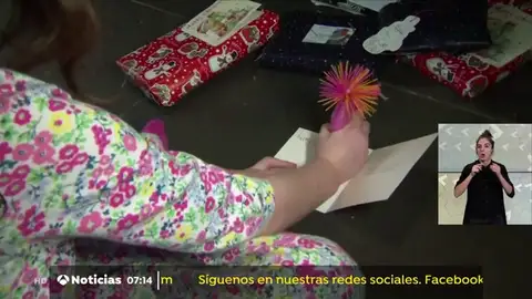 Una niña encuentra un mensaje de un preso en una felicitación navideña Una niña encuentra un mensaje de un preso en una felicitación navideña