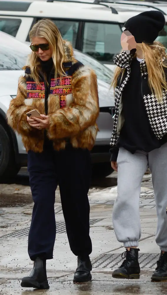 Gwyneth Paltrow y su hija paseando por Colorado