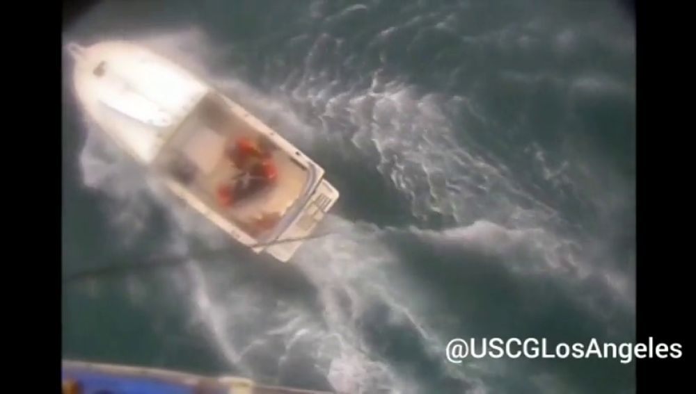 El momento del rescate de un surfista en California al que acababa de morder un tiburón