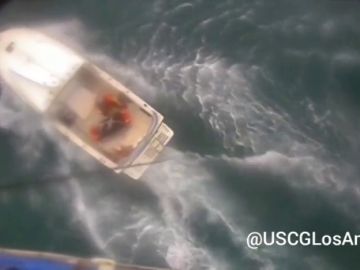 El momento del rescate de un surfista en California al que acababa de morder un tiburón