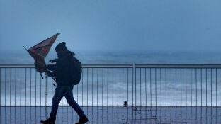 Imagen de archivo: un hombre pasea con un fuerte viento. 