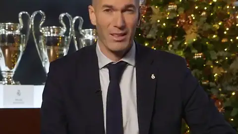 Zidane, en el mensaje navideño del Real Madrid: "No voy a pedir mucho más porque estamos todos muy enchufados" Zidane, en el mensaje navideño del Real Madrid: "No voy a pedir mucho más porque estamos todos muy enchufados"