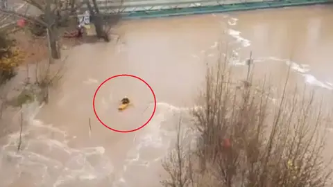 El temerario piragüista en el río Jucar El temerario piragüista en el río Jucar