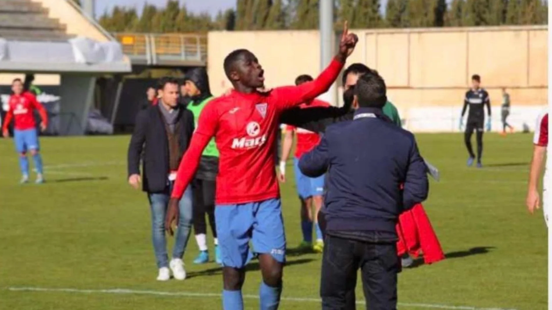 El futbolista de La roda, que sufrió los gritos racistas El futbolista de La roda, que sufrió los gritos racistas