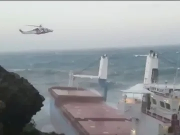 Carguero encallado en Italia Carguero encallado en Italia