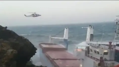 Carguero encallado en Italia Carguero encallado en Italia