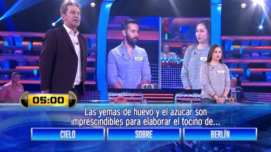 ¿Caerías por la trampilla? Este 'Entre tres' homenajea una premiada película europea en '¡Ahora caigo!'