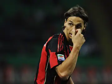 Ibrahimovic se toca la nariz durante un partido con el Milan en 2010 Ibrahimovic se toca la nariz durante un partido con el Milan en 2010