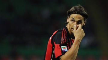 Ibrahimovic se toca la nariz durante un partido con el Milan en 2010